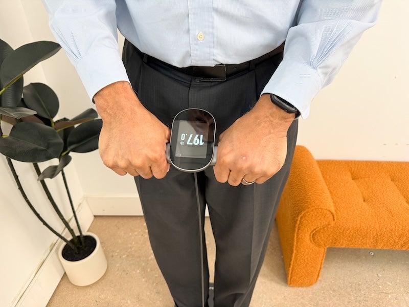 The OLED handlebar display of the Oxiline Scale MD