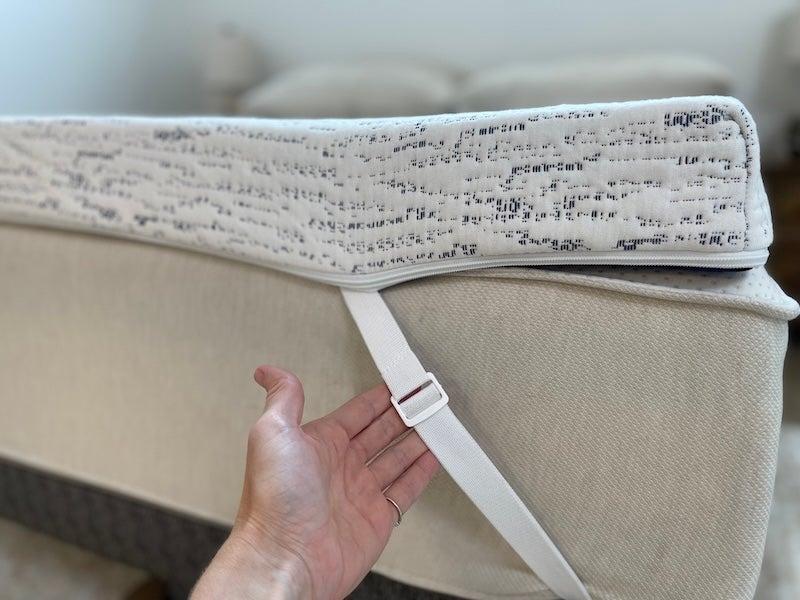 The ViscoSoft Select High Density mattress topper has adjustable straps