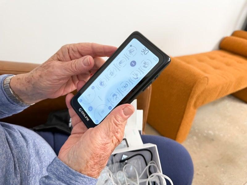 The touchscreen of the Oxiline TENS XS Pro