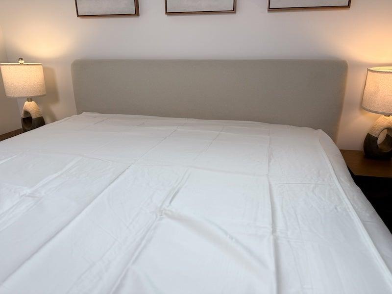 The Silk & Snow Egyptian Cotton Sheet Set on a bed