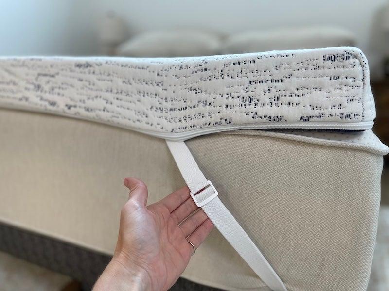 A tester shows the adjustable straps of the ViscoSoft Select.