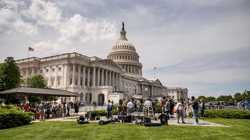 Edificio del Capitolio con cámaras de televisión instaladas en el frente